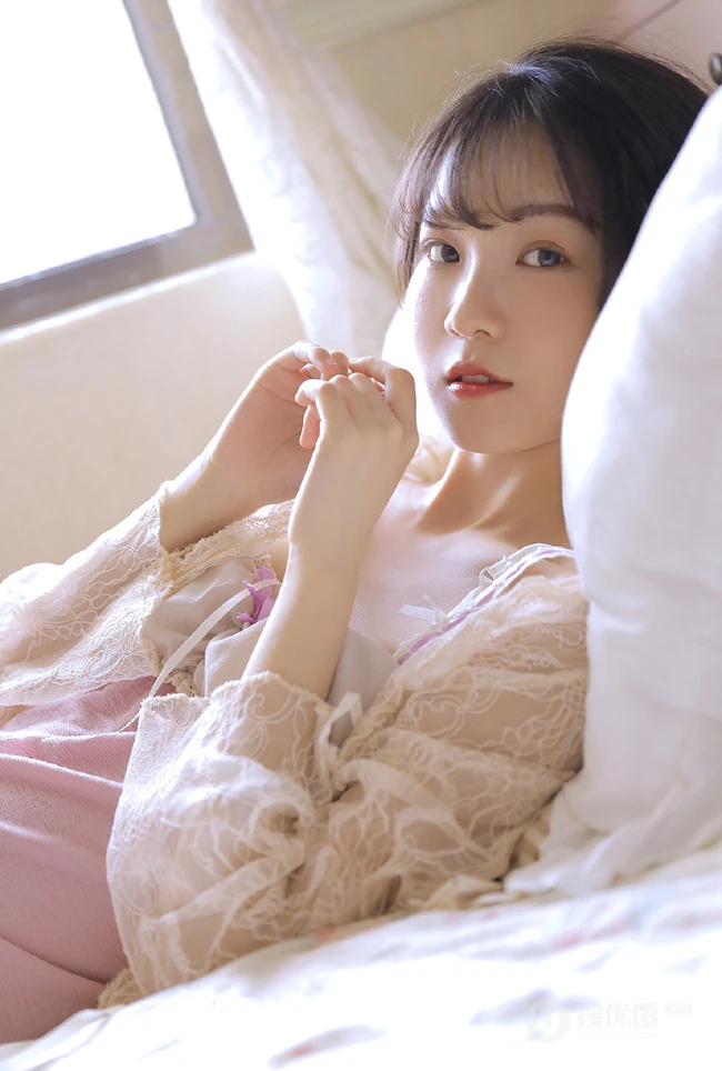 清凉肩带睡裙白皙浅粉少女室内清新吸睛私密写真图片集