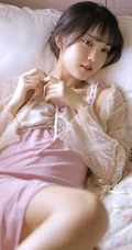 清凉肩带睡裙白皙浅粉少女室内清新吸睛私密写真图片集