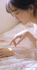 清凉肩带睡裙白皙浅粉少女室内清新吸睛私密写真图片集