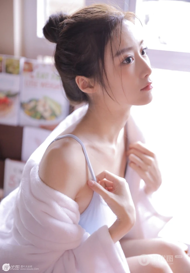 浅粉小女生肩带背心短裤显紧致完美肌肤线条感第116女生写真