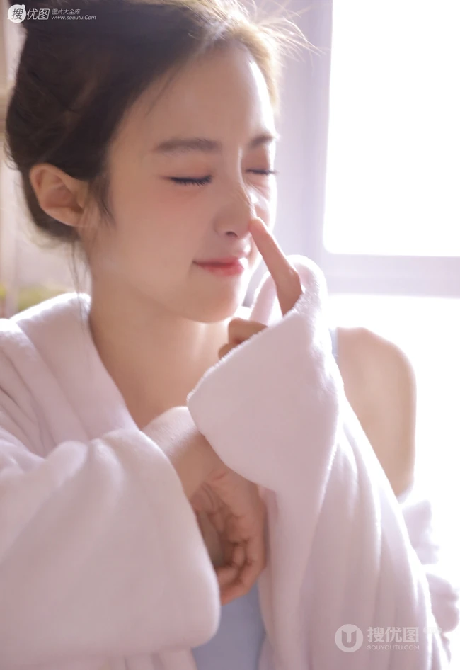 浅粉小女生肩带背心短裤显紧致完美肌肤线条感第116女生写真