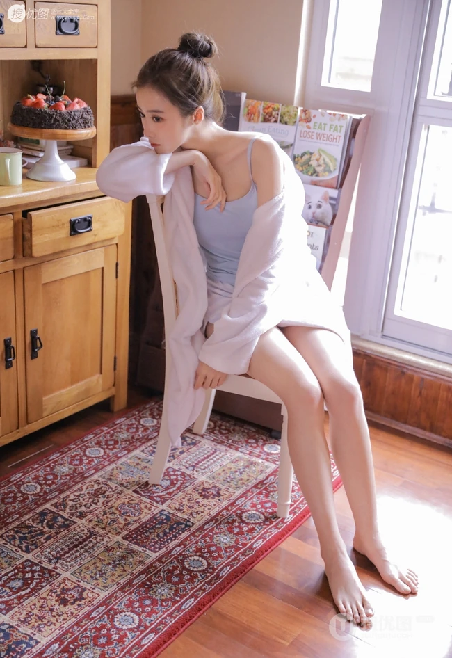 浅粉小女生肩带背心短裤显紧致完美肌肤线条感第116女生写真