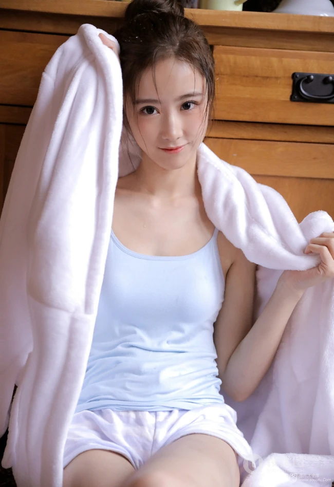浅粉小女生肩带背心短裤显紧致完美肌肤线条感第116女生写真