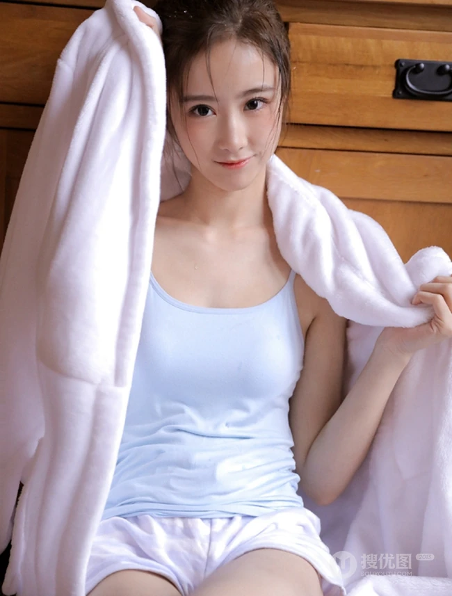 浅粉小女生肩带背心短裤显紧致完美肌肤线条感第116女生写真