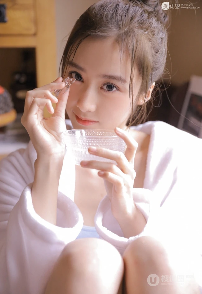 浅粉小女生肩带背心短裤显紧致完美肌肤线条感第116女生写真