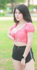 微胖气质女生最可爱，微胖浅粉小女生紧身短裤户外清新写真照片