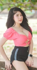 微胖气质女生最可爱，微胖浅粉小女生紧身短裤户外清新写真照片