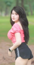 微胖气质女生最可爱，微胖浅粉小女生紧身短裤户外清新写真照片