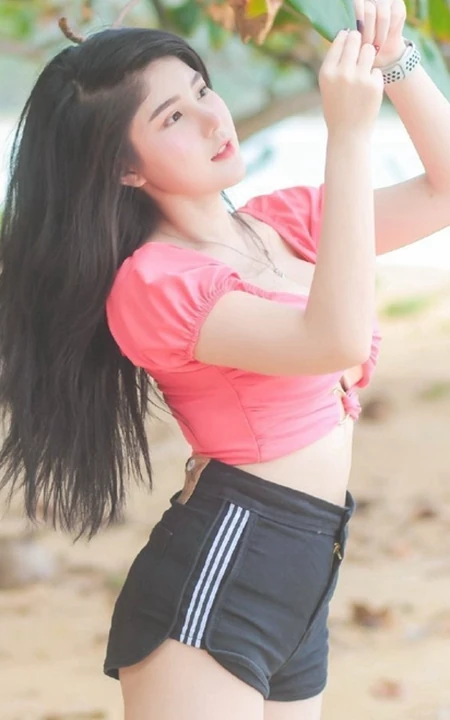 微胖气质女生最可爱，微胖浅粉小女生紧身短裤户外清新写真照片