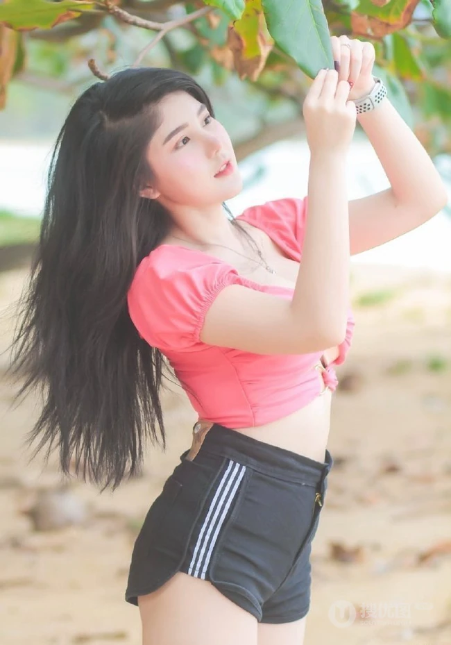 微胖气质女生最可爱，微胖浅粉小女生紧身短裤户外清新写真照片