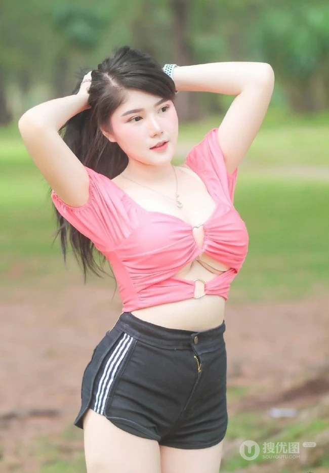 微胖气质女生最可爱，微胖浅粉小女生紧身短裤户外清新写真照片