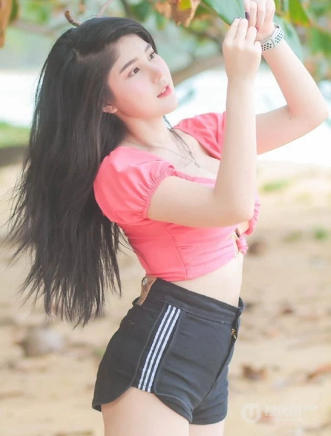 微胖气质女生最可爱，微胖浅粉小女生紧身短裤户外清新写真照片