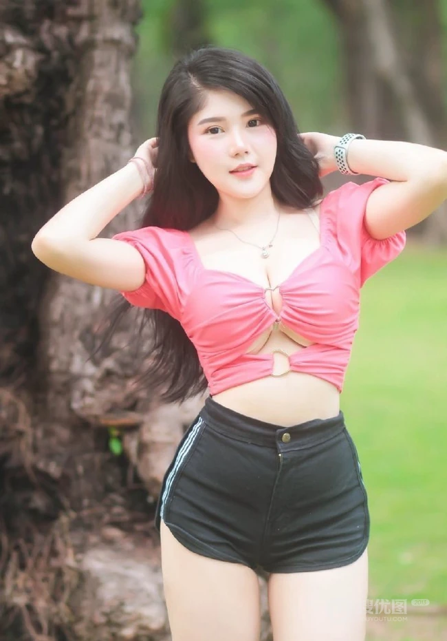 微胖气质女生最可爱，微胖浅粉小女生紧身短裤户外清新写真照片