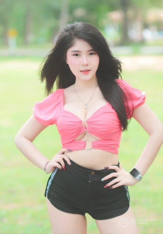 微胖气质女生最可爱，微胖浅粉小女生紧身短裤户外清新写真照片