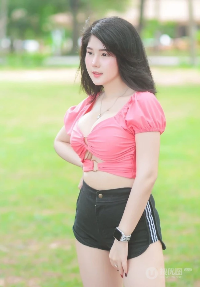 微胖气质女生最可爱，微胖浅粉小女生紧身短裤户外清新写真照片