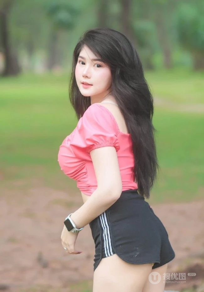 微胖气质女生最可爱，微胖浅粉小女生紧身短裤户外清新写真照片