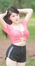 微胖气质女生最可爱，微胖浅粉小女生紧身短裤户外清新写真照片