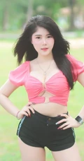 微胖气质女生最可爱，微胖浅粉小女生紧身短裤户外清新写真照片