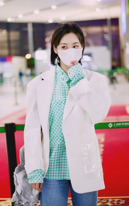 李纯仰头比剪刀手上演眼神杀 绿衬衫搭配白西装又美又飒