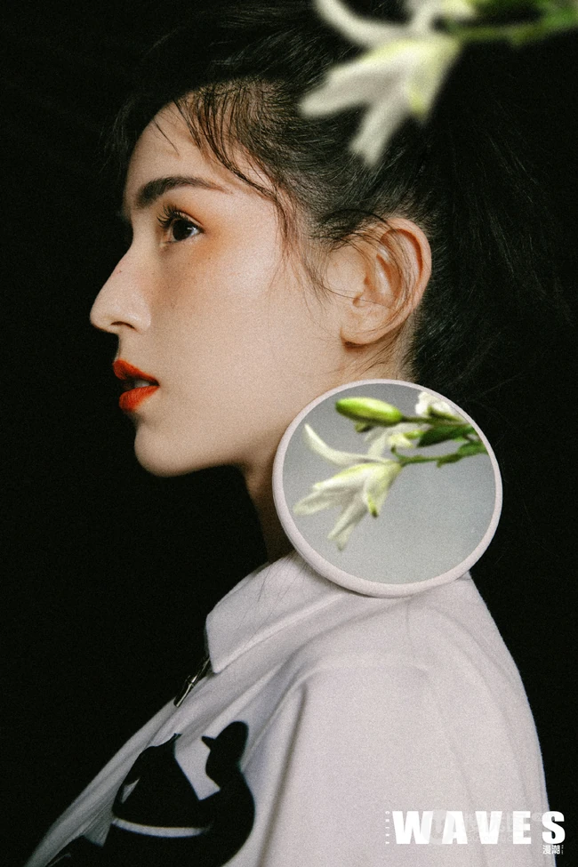 哈妮克孜漫潮四月刊杂志写真图片，乖女孩也有一颗爱冒险的心