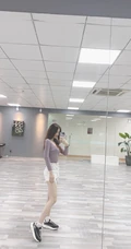 SNH48许杨玉琢淡紫色低领衣气质吸睛舞蹈室自拍照片