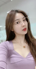 SNH48许杨玉琢淡紫色低领衣气质吸睛舞蹈室自拍照片