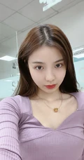 SNH48许杨玉琢淡紫色低领衣气质吸睛舞蹈室自拍照片