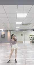 SNH48许杨玉琢淡紫色低领衣气质吸睛舞蹈室自拍照片