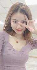 SNH48许杨玉琢淡紫色低领衣气质吸睛舞蹈室自拍照片