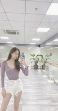 SNH48许杨玉琢淡紫色低领衣气质吸睛舞蹈室自拍照片
