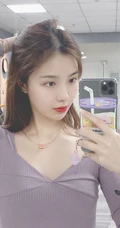 SNH48许杨玉琢淡紫色低领衣气质吸睛舞蹈室自拍照片