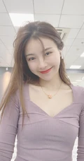 SNH48许杨玉琢淡紫色低领衣气质吸睛舞蹈室自拍照片