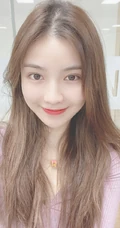 SNH48许杨玉琢淡紫色低领衣气质吸睛舞蹈室自拍照片