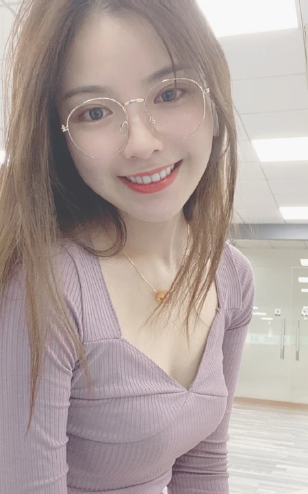 SNH48许杨玉琢淡紫色低领衣气质吸睛舞蹈室自拍照片