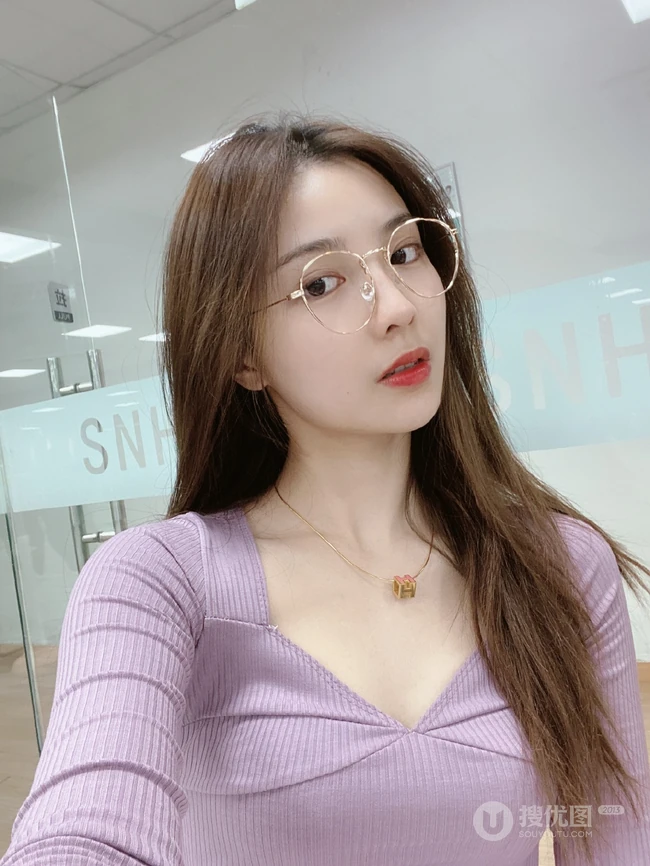 SNH48许杨玉琢淡紫色低领衣气质吸睛舞蹈室自拍照片