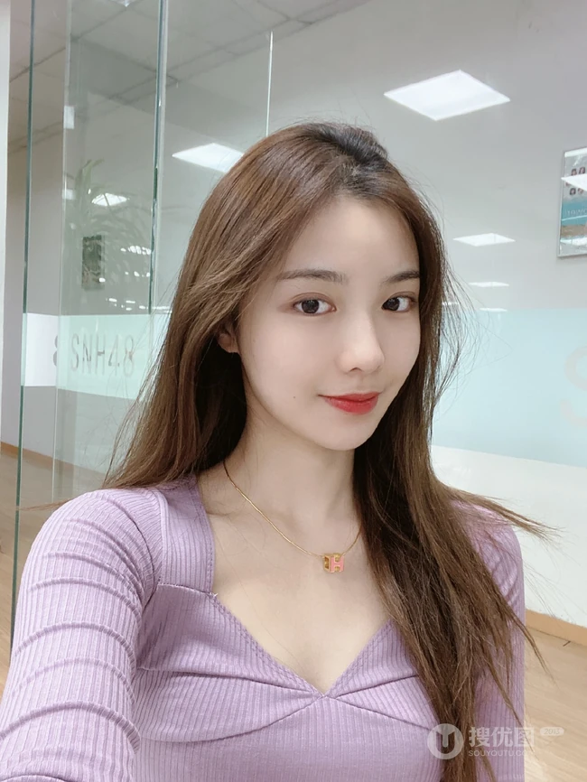 SNH48许杨玉琢淡紫色低领衣气质吸睛舞蹈室自拍照片