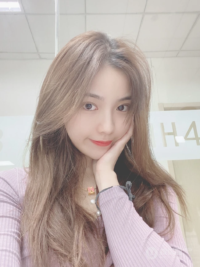 SNH48许杨玉琢淡紫色低领衣气质吸睛舞蹈室自拍照片