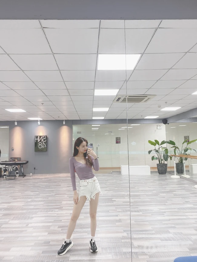 SNH48许杨玉琢淡紫色低领衣气质吸睛舞蹈室自拍照片