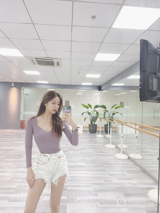 SNH48许杨玉琢淡紫色低领衣气质吸睛舞蹈室自拍照片