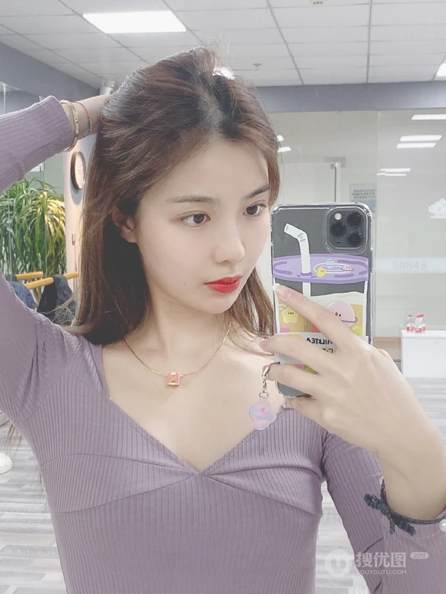SNH48许杨玉琢淡紫色低领衣气质吸睛舞蹈室自拍照片