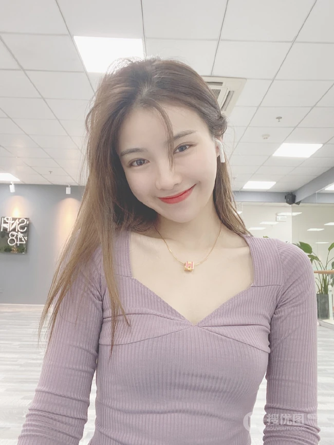 SNH48许杨玉琢淡紫色低领衣气质吸睛舞蹈室自拍照片