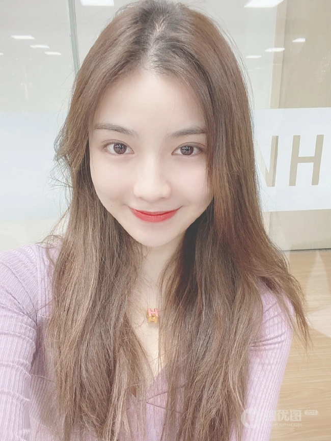 SNH48许杨玉琢淡紫色低领衣气质吸睛舞蹈室自拍照片