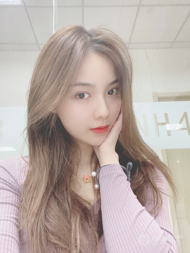 SNH48许杨玉琢淡紫色低领衣气质吸睛舞蹈室自拍照片