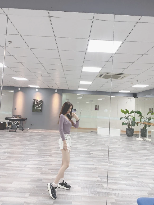 SNH48许杨玉琢淡紫色低领衣气质吸睛舞蹈室自拍照片