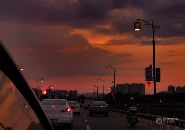 繁星点点，月色如华，关于夜晚夜景的唯美晚安图片