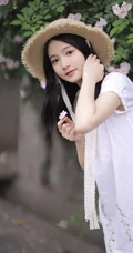 蔷薇花前戴草帽的白衣长裙妙龄好看少女甜美侧颜写真图片
