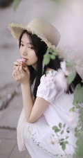 蔷薇花前戴草帽的白衣长裙妙龄好看少女甜美侧颜写真图片