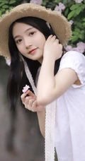 蔷薇花前戴草帽的白衣长裙妙龄好看少女甜美侧颜写真图片