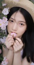 蔷薇花前戴草帽的白衣长裙妙龄好看少女甜美侧颜写真图片