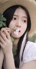 蔷薇花前戴草帽的白衣长裙妙龄好看少女甜美侧颜写真图片